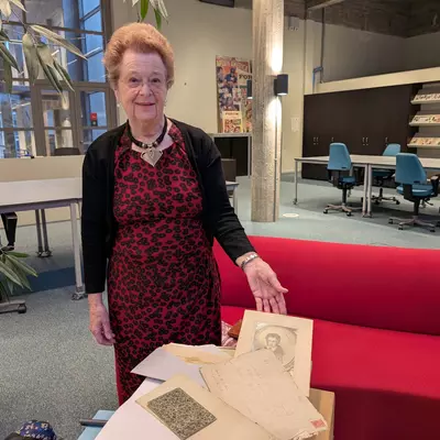 Julia Hett met een deel van haar archief in De Zwarte Doos