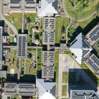 De nieuwe zonnepanelen op de daken van Het Heiveld