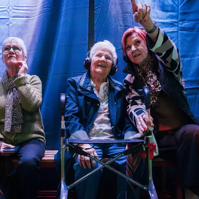 Bewoners van De Liberteyt op hun expo in het S.M.A.K