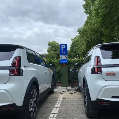 Deelwagens aan het nieuwe laadeiland op het Spaanskasteelplein