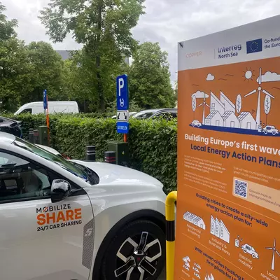 Deelwagens aan het nieuwe laadeiland op het Spaanskasteelplein