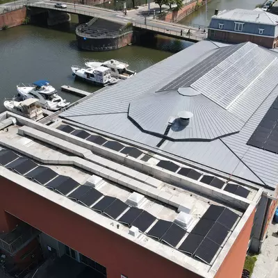 De nieuwe zonnepanelen op het Van Eyck-zwembad