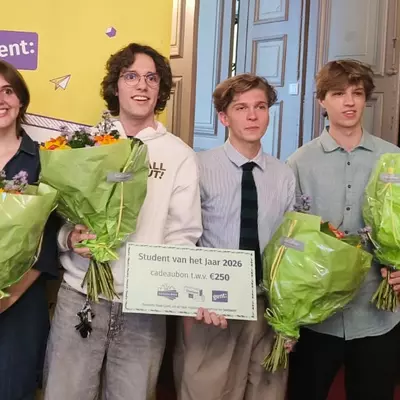 Jelle De Vreeze omringd door de andere laureaten tijdens de uitreiking