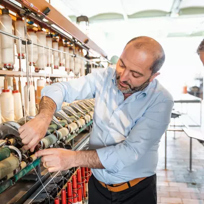Oktay Sançak, gepensioneerd coördinator van de textielmachines, komt aan bod in aflevering twee van de podcast