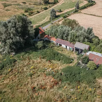 Een van de twee vervallen hoeves