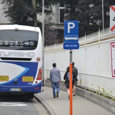 Een autocar in het centrum