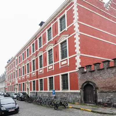 De Berg van Barmhartigheid, kant Abrahamstraat