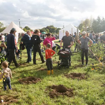 Een beeld van een vorige plantdag in de Vinderhoutse Bossen