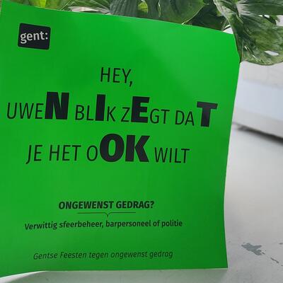 Deze stickers zijn overal in de toiletten in de Feestenzone te zien.