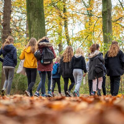 Leerlingen wandelen in het wandelbos Slotendries