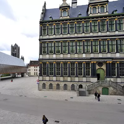 Foto hoofdingang stadhuis