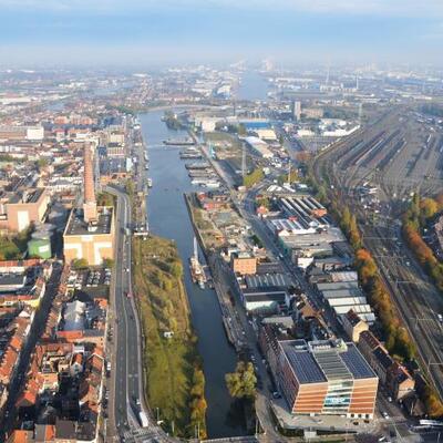 Luchtfoto van de projectsite voor de onderwijscampus op Dok Zuid