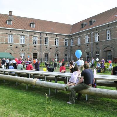 Schuif bij aan de lange picknicktaffel