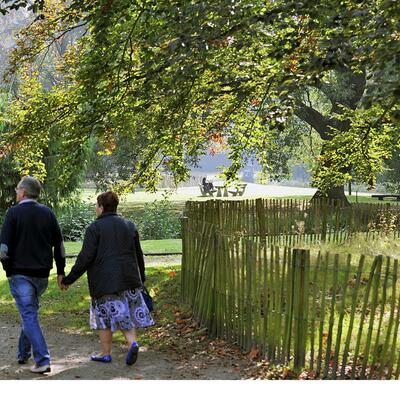 wandelaars in het Maaltebruggepark