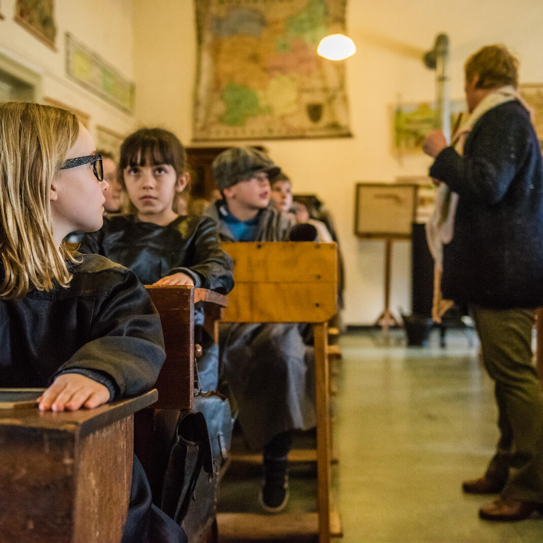 Leerlingen ervaren de school van toen in een inleefles