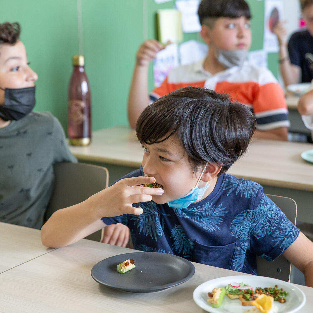 Kinderen proeven eten in de klas