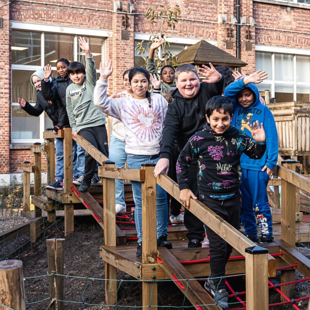 Kinderen op speelplaats van school De Balans