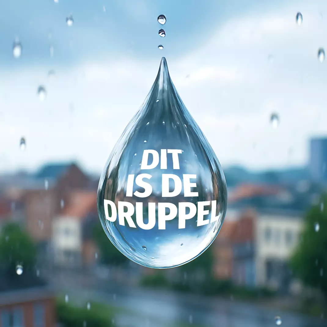 Een druppel met de tekst 'Dit is de druppel', op een achtergrond van een uitzicht in Gent