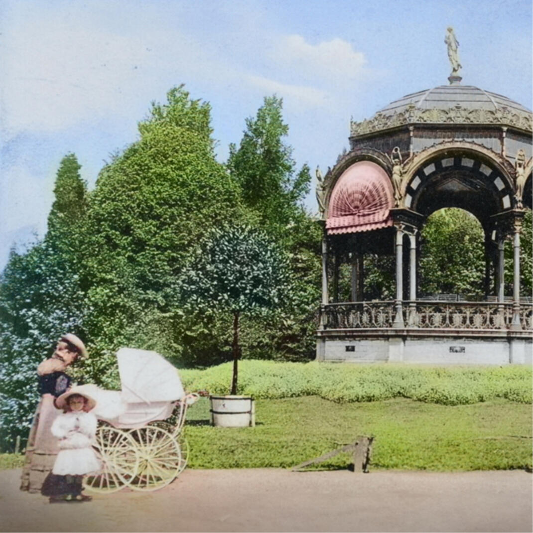 Dame met kind en kinderkoets bij muziekkiosk in Citadelpark, nagekleurde oude foto