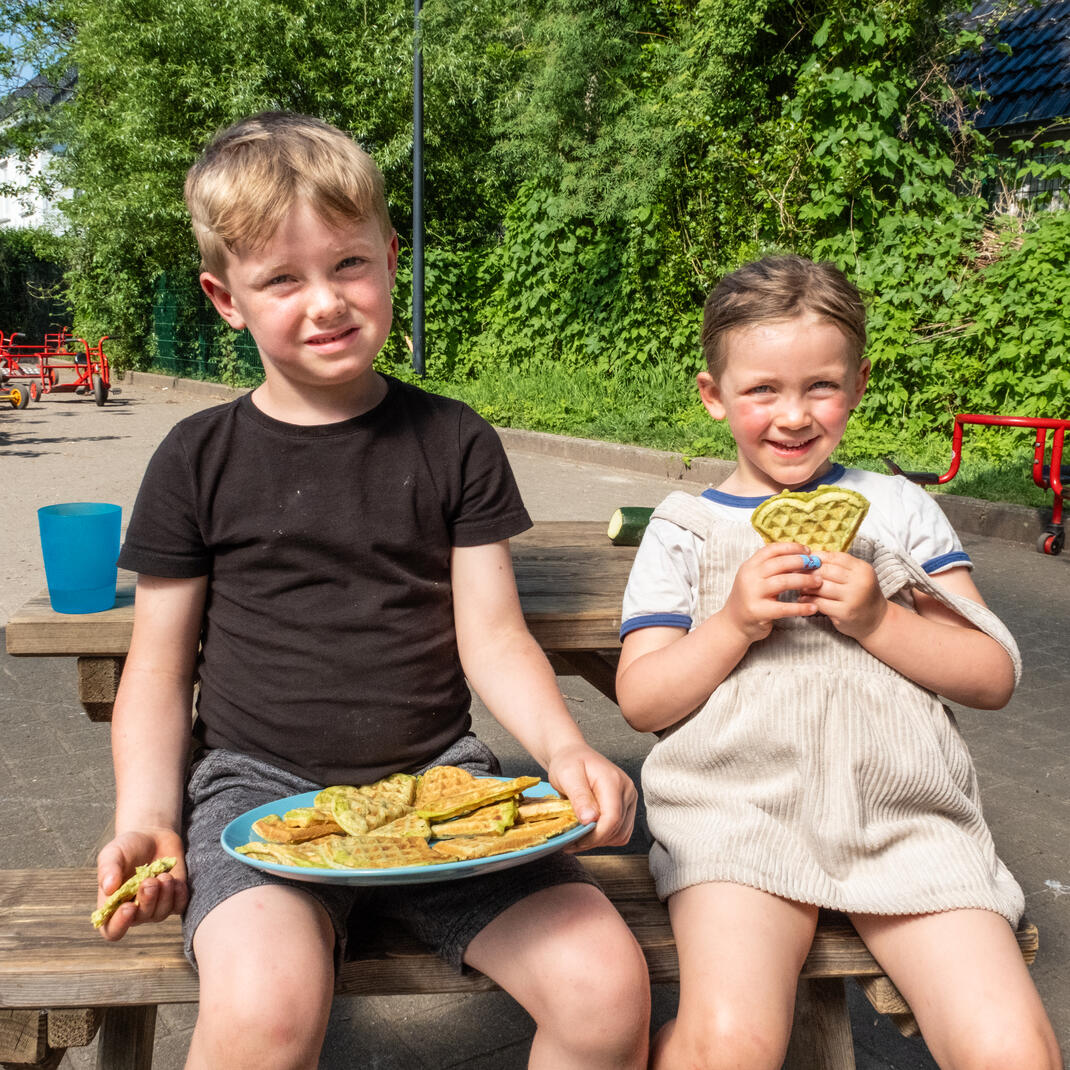 Kinderen van kinderopvang Pagadderke genieten van de wafeltjes