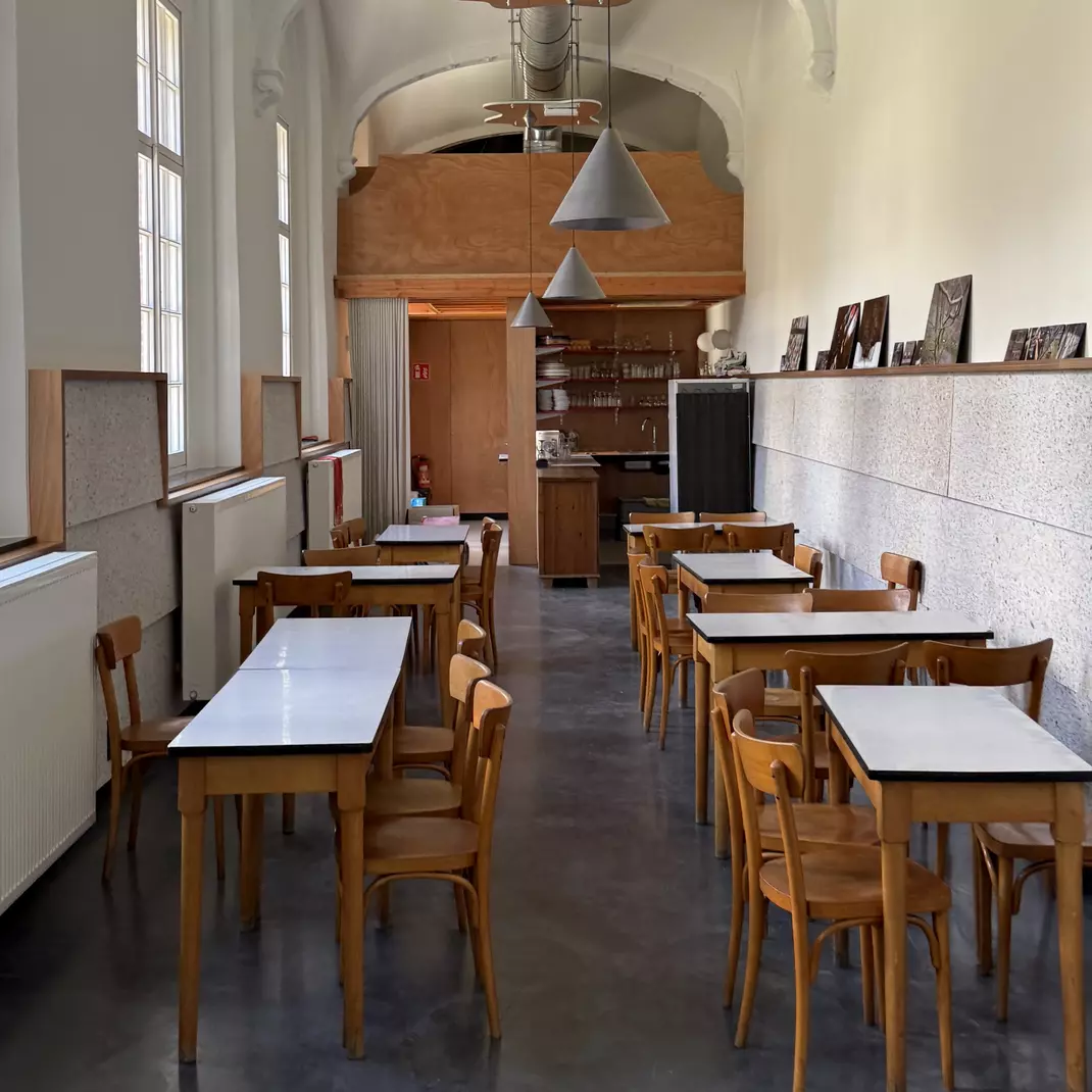 De oude kloostergang is een restant van het 'Klooster van Deynze'