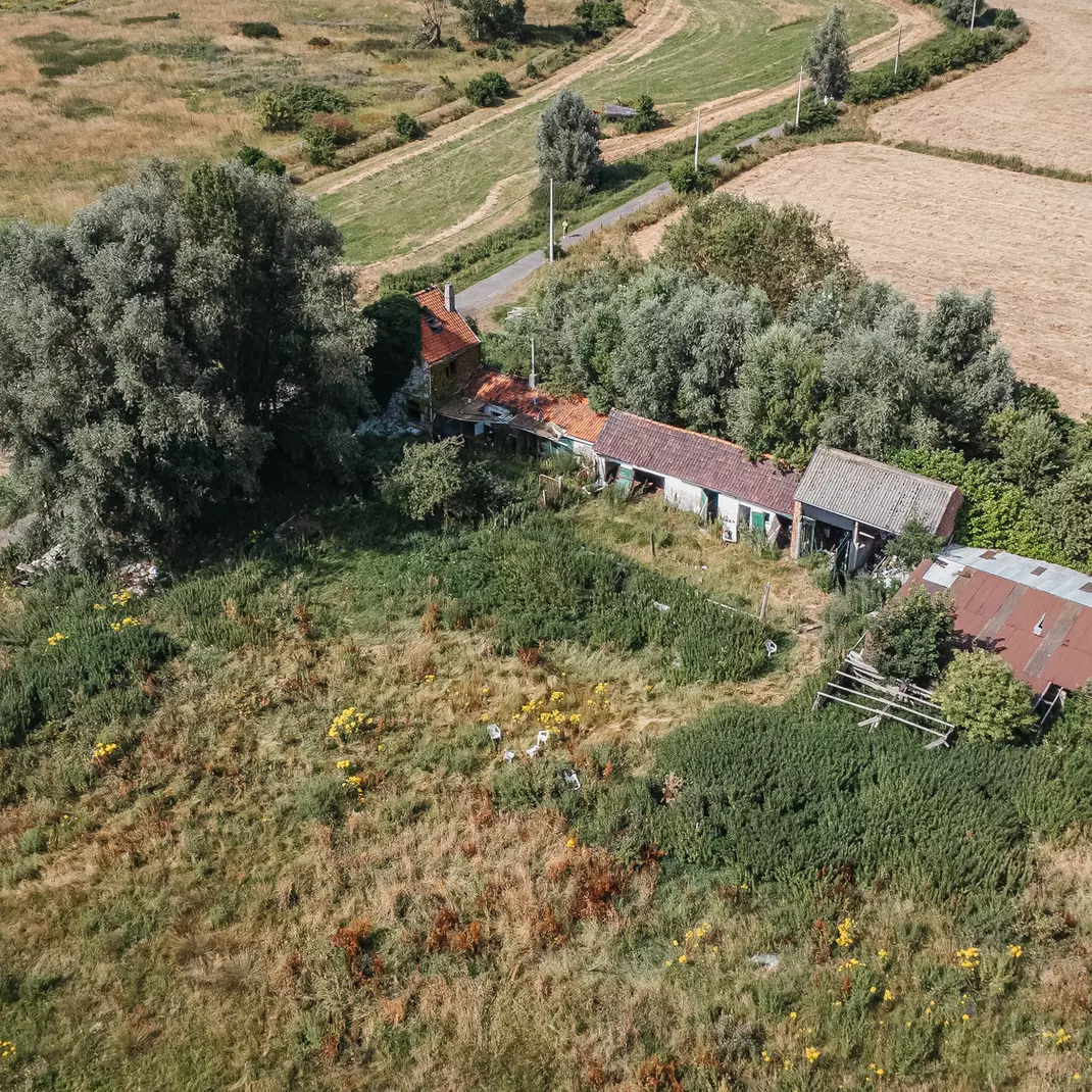 Een van de twee vervallen hoeves