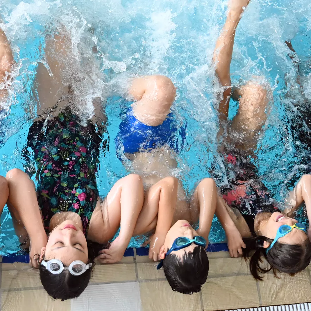 Kindjes die in het zwembad spatten maken met de benen