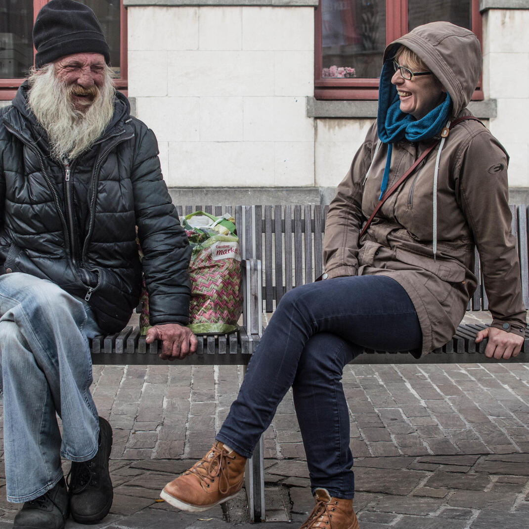 Twee mensen op een bankje