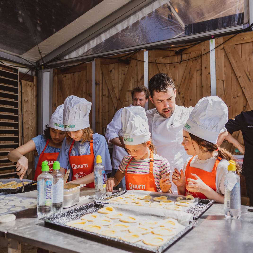 Kinderen die koken in het kinderrestaurant op het culinair festival Gent Smaakt