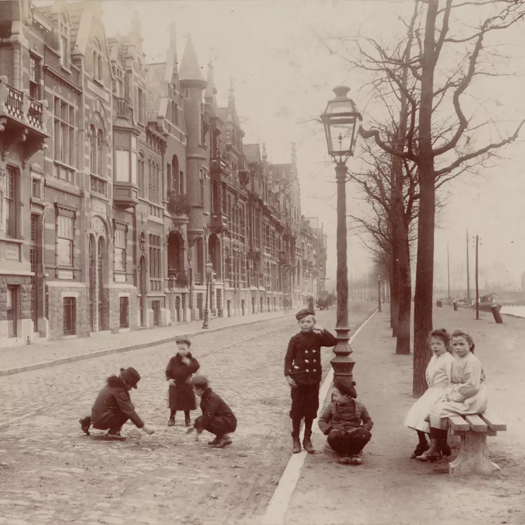 Zwart-wit foto van spelende kinderen op straat