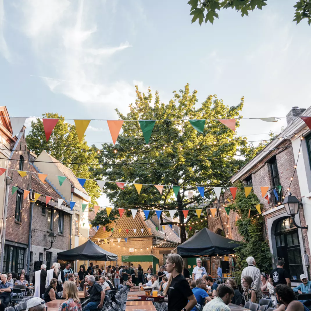 Gezellig terras op de Patersholfeesten