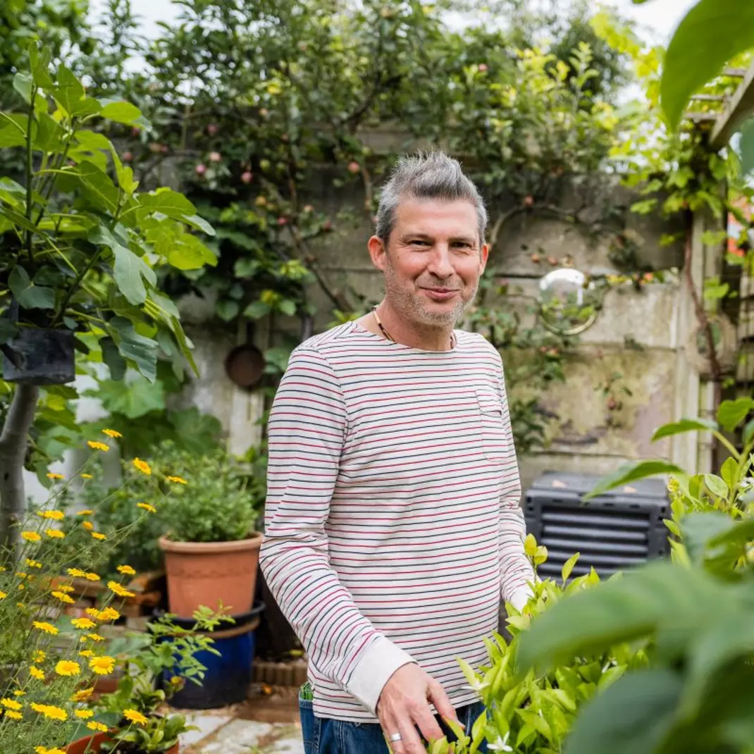 Man in zijn stadstuin