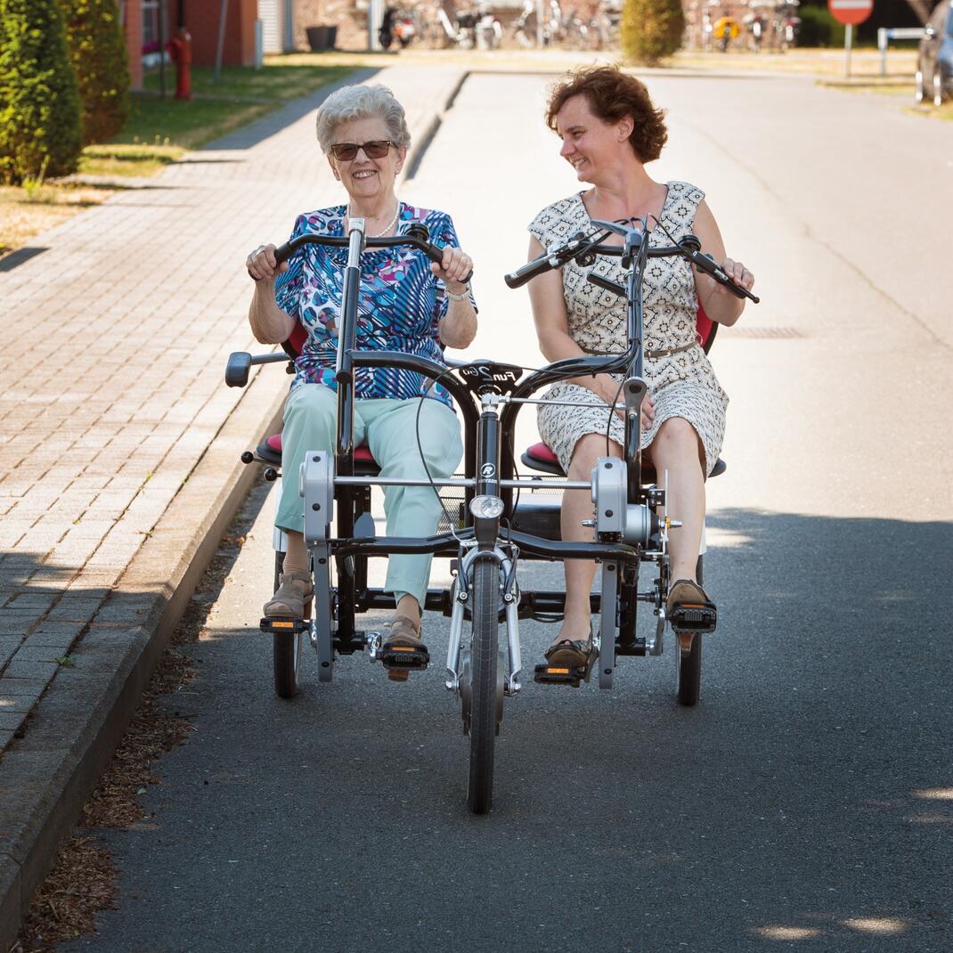 senior en verzorgende op duofiets