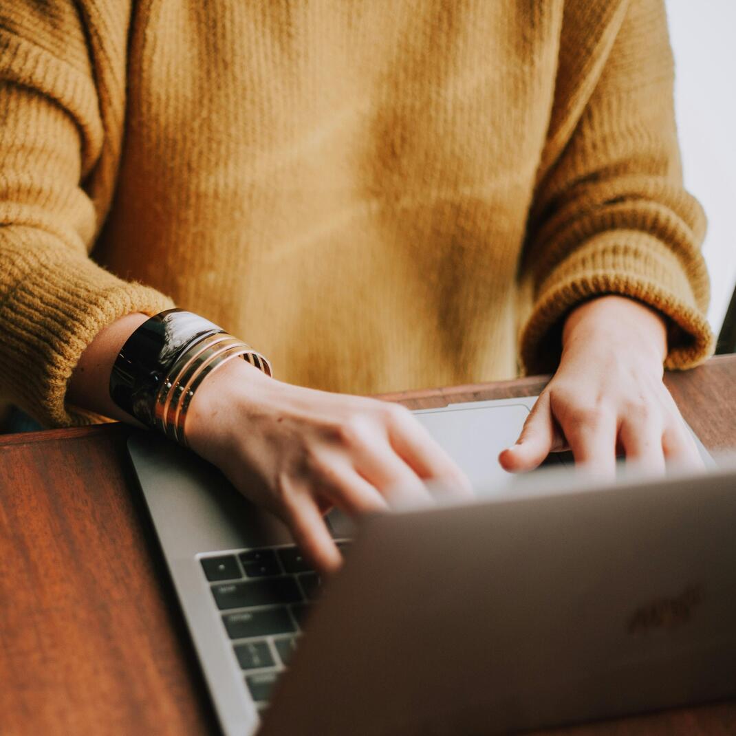 Een vrouw werkt op haar laptop