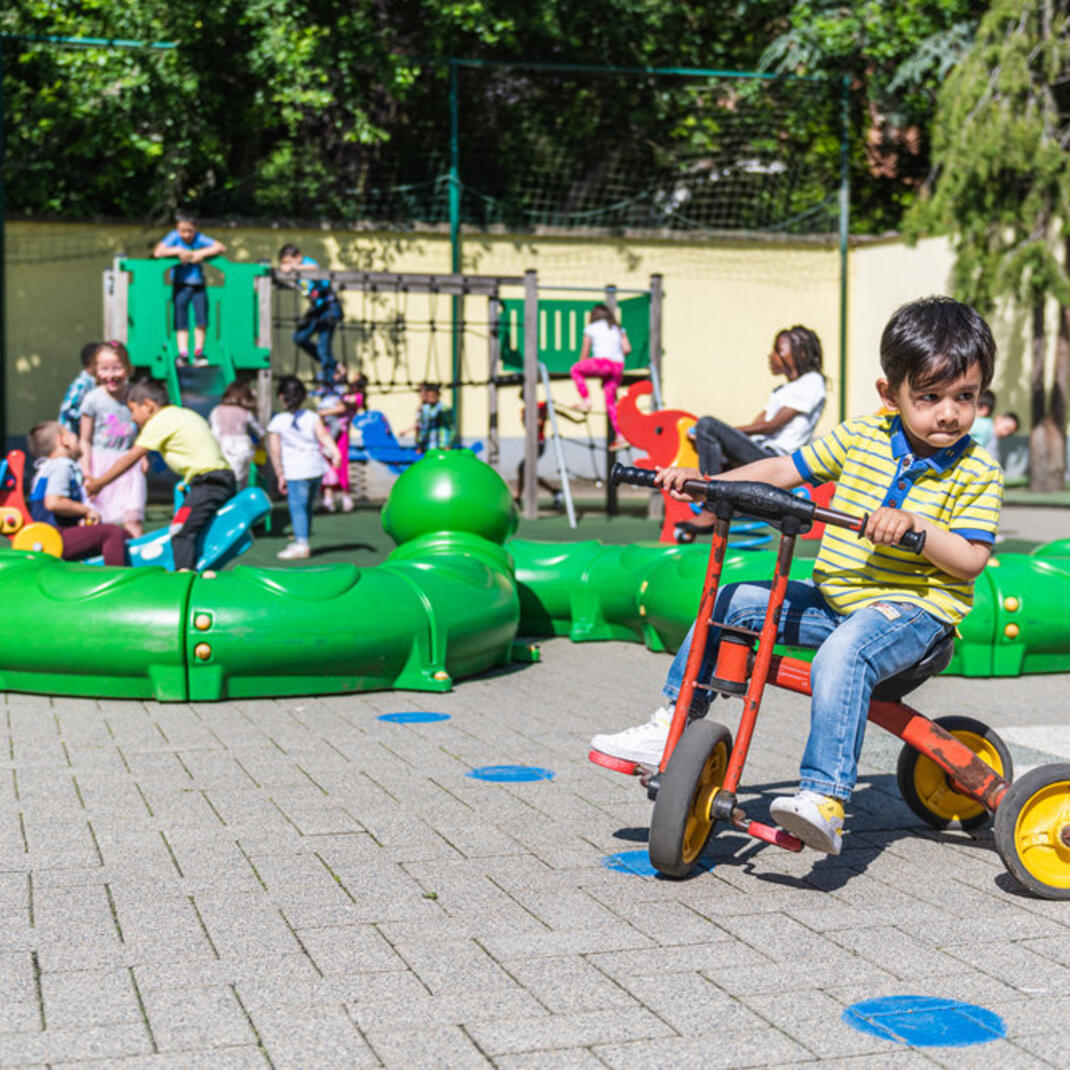 jongetje op fiets op een speelplein