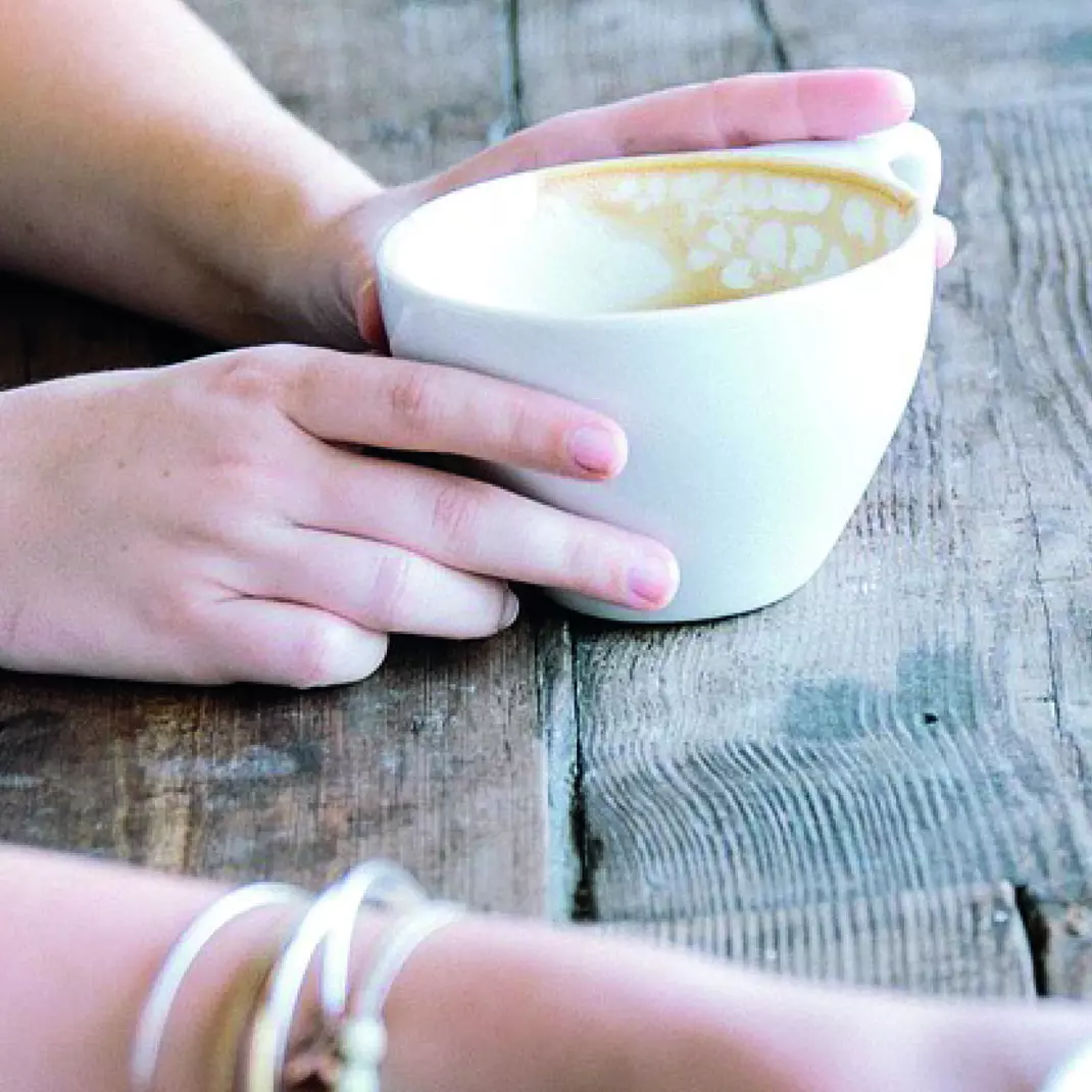 twee mensen in gesprek met koffie