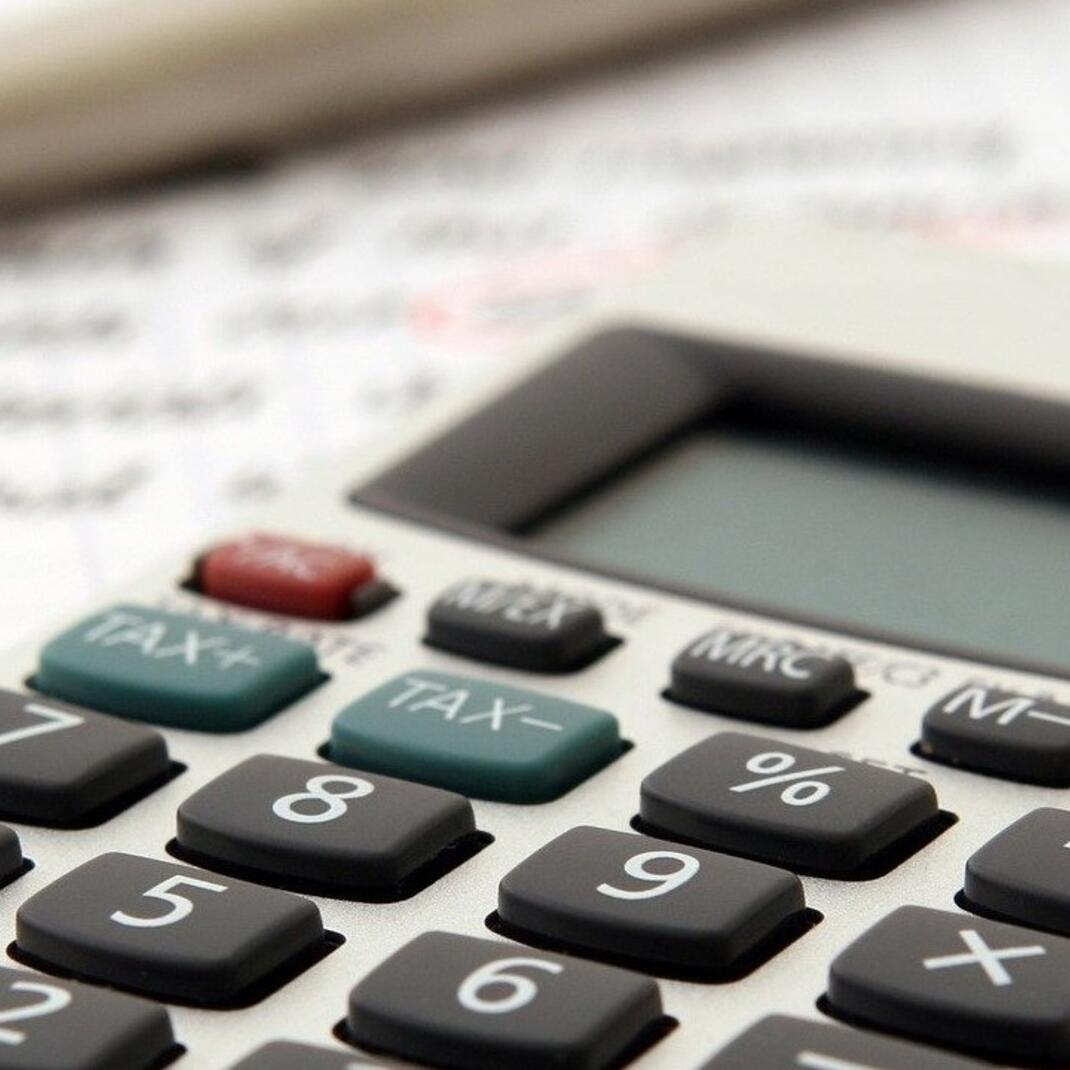 Een rekenmachine helpt om het budget te bewaken