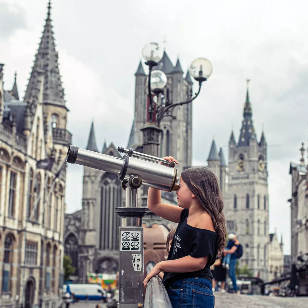 3 torens van Gent en meisje kijkt door telescoop