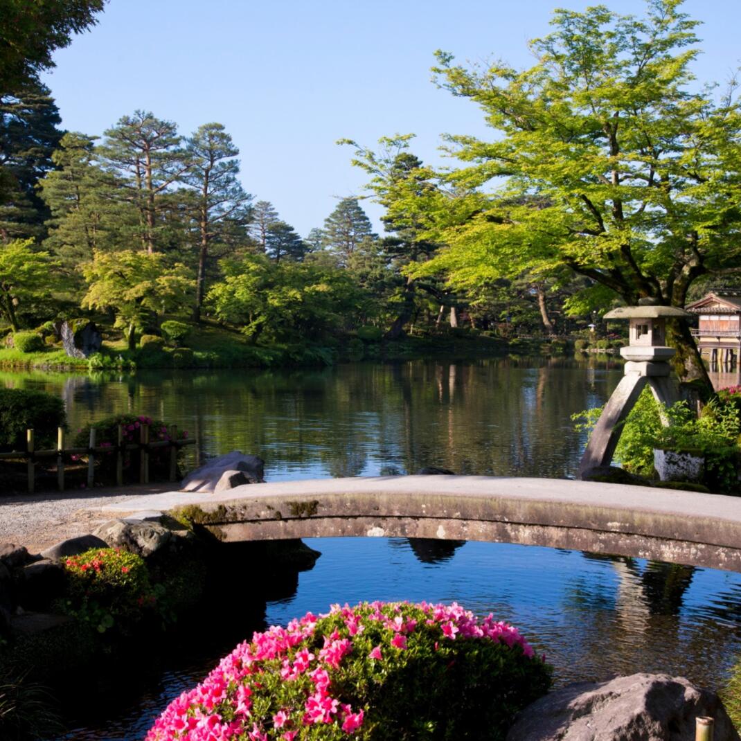 Kenroku-en tuin met kotojilantaarn, Kanazawa