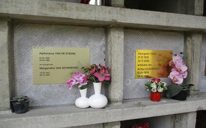 nissen in urnenmuur met naamplaatjes voor de overledenen