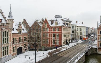 Besneeuwde gebouwen in centrum van Gent