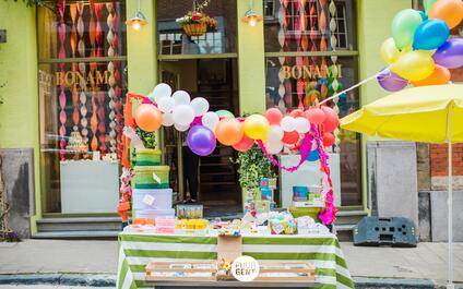 Bonami winkel tijdens Braderie Publique aangekleed met ballonnen