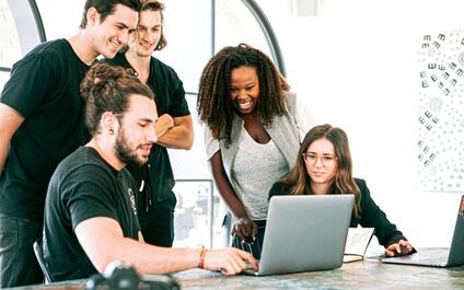 ondernemers werken samen en kijken naar laptop