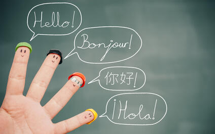 foto met hallo in 4 talen op een schoolbord