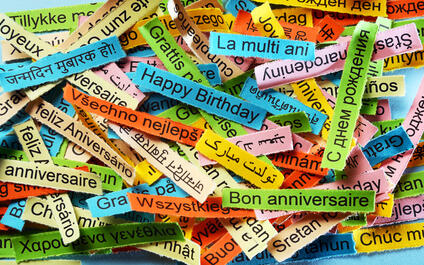 foto van strookjes met 'gelukkige verjaardag' op in verschillende talen