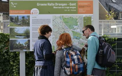 wandelaars bekijken het infobord van de groenehaltewandeling