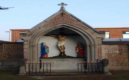 de gerestaureerde grafkapel in Sint-Denijs-Westrem
