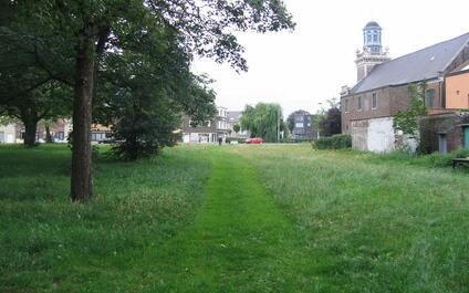 zicht op het park met op de achtergrond de kerk