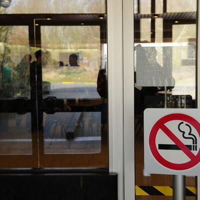 Foto van een verbodsteken (stoppen met roken)