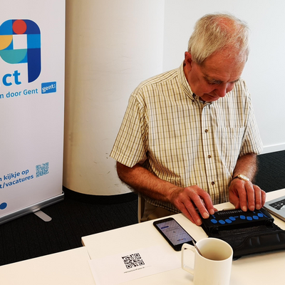 Gentenaar Herman probeert de nieuwe web-app uit met zijn brailletoetsenbord